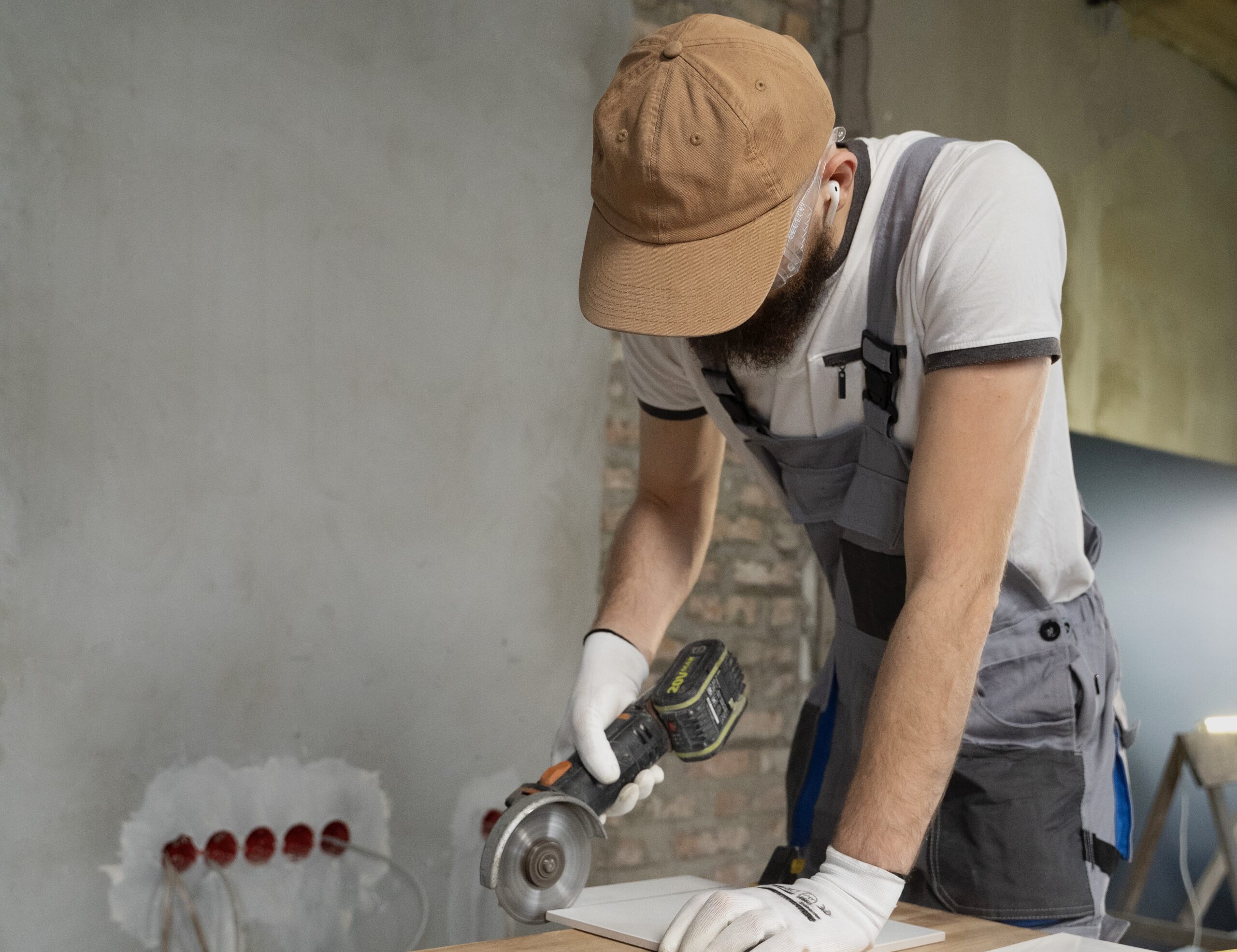 carreleur-travaillant-sur-la-renovation-d-un-appartement-2 2 https://inside-conception-rennes.com/wp-content/uploads/2025/10/carreleur-travaillant-sur-la-renovation-d-un-appartement-2-2-scaled.jpg